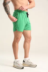 Detailansicht der grünen, schnelltrocknenden Herren-Sportshorts mit Reißverschlusstasche