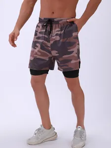 Vista detallada de los pantalones cortos mimetizados 2 en 1 con cordón ajustable.