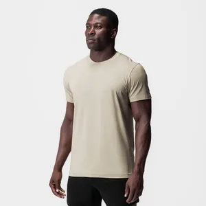 T-shirt de sport ajusté beige pour homme en tissu extensible évacuant l'humidité respirant.