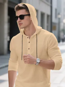 Λεπτομέρεια από ελαφρύ μπεζ πουκάμισο Henley με κουκούλα για άνδρες