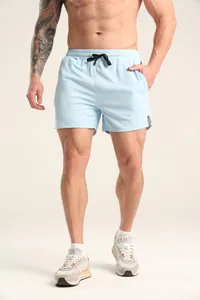 Detailansicht der hellblauen schnelltrocknenden Sporthose für Herren mit schwarzem Kordelzug