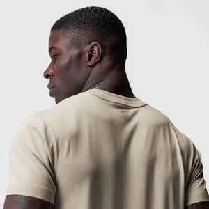 Vue arrière détaillée d'un t-shirt de sport kaki ajusté pour hommes