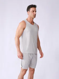 Détail de l'ensemble de sport débardeur et short en mesh gris respirant pour hommes