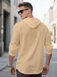 Πίσω όψη ανδρικού Henley με κουκούλα σε χρώμα βερίκοκο και υφή που μοιάζει με λινό