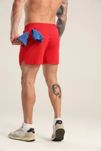 Detailansicht der roten Schnelltrocknungsshorts für Herren mit funktionaler Handtuchschlaufe.