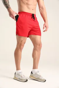 Detailaufnahme der roten Herren-Sportshorts mit Reißverschlusstasche und Mesh-Gewebe.