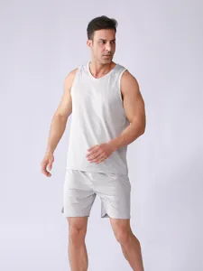 Vue détaillée de l'ensemble de sport gris clair respirant pour homme avec débardeur