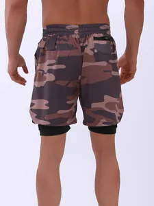 Vista posterior detallada de pantalones cortos deportivos 2 en 1 de hombre con camuflaje