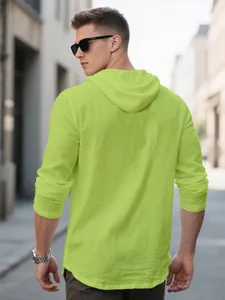 Πίσω όψη ανδρικού Henley t-shirt με κουκούλα σε χρώμα lime σε αστικό περιβάλλον