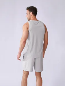 Vue arrière d'un ensemble de sport en mesh gris pour homme avec débardeur et short