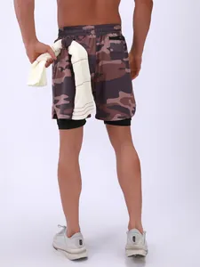 Vista trasera de pantalones cortos de gimnasia 2 en 1 con estampado de camuflaje.