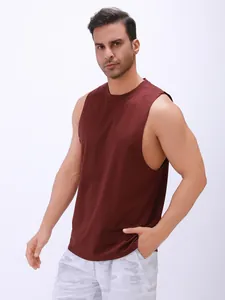 Gedetailleerde weergave van een bordeauxrode mouwloze fitness tanktop voor heren in de zomer