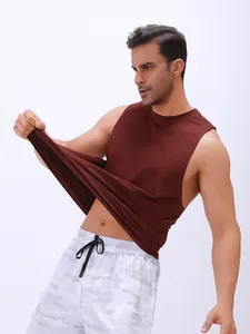 Close-up van flexibele heren sporttanktop stof met uitstekende elasticiteit en ventilatie