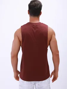 Gedetailleerd achteraanzicht van een bordeauxrood mouwloos sporttanktop voor heren in de zomer
