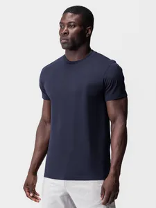 T-shirt de sport ajusté bleu marine pour homme, extensible et évacuant l'humidité.