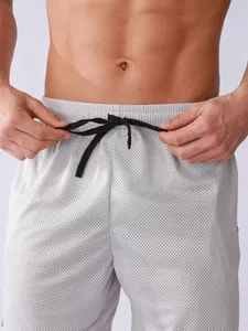 Détail du short de course en maille grise respirante avec cordon de serrage noir