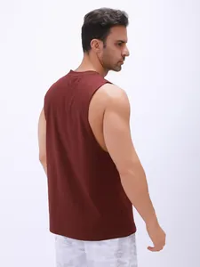 Gedetailleerd achteraanzicht van een ademend bordeauxrood mouwloos sportshirt voor heren