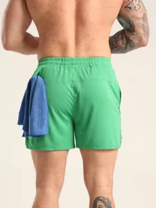Grüne schnelltrocknende Herren Sportshorts mit Handtuchschlaufe, Rückansicht für Fitness