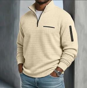 Vue détaillée du polo beige à carreaux pour hommes avec poche zippée sur la manche