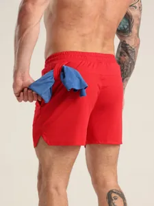Rote Herren Mesh-Sportshorts mit Handtuchschlaufe, schnelltrocknend, hintere Ansicht