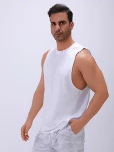 Detailweergave van een wit mouwloos heren sporthemdje met wijde armsgaten voor sporttraining.