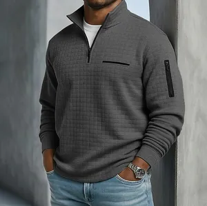 Détail du polo gris texturé à quart de zip pour homme avec poche zippée sur le bras
