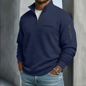 Vue détaillée d'un polo bleu marine pour homme avec texture en maille gaufrée