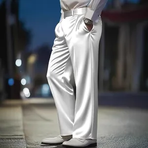 Luxe witte satijnen herenpantalon met wijde pijpen en een elegante glanzende finish