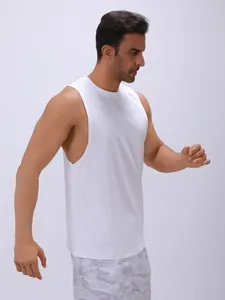 Zijaanzicht van wit heren sporthemd met diepe armsgaten voor fitness.