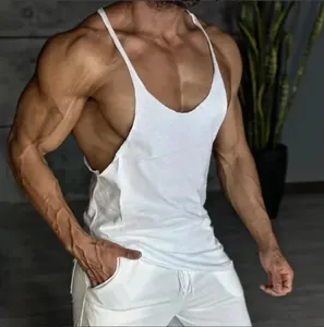 Vista detallada de una camiseta de tirantes de algodón blanco en un atleta de fitness musculoso