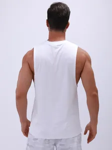 Gedetailleerd achteraanzicht wit fitnesshemd met focus op de pasvorm en ademend mesh materiaal