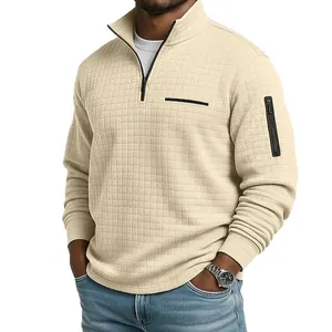 Pull-over beige à carreaux pour hommes avec quart de zip et poche zippée sur la manche