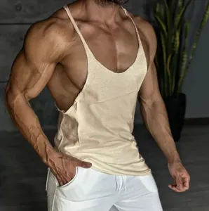 Detalle de camiseta de tirantes de algodón beige en hombre musculoso para gimnasio