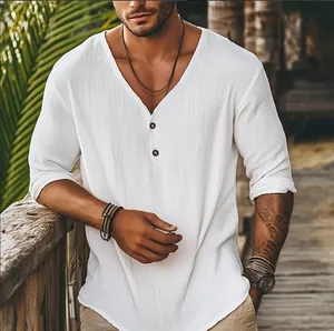 Détail rapproché de la chemise blanche respirante à col en V sur un mannequin masculin