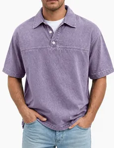 Detailansicht eines vintage gewaschenen lila Herren-Poloshirts mit Reverskragen