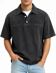 Detail eines grauen Herren-Polo-Shirts im Retro-Look mit kurzen Ärmeln und Kragen