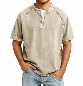 Nahaufnahme eines Herren Henley-Shirts aus gewaschener Baumwolle im Retro-Look Khaki