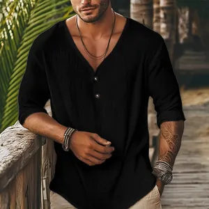Vue détaillée de la chemise de plage noire en lin pour homme avec col en V
