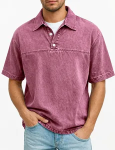 Detailansicht eines stilvollen Vintage-Herren-Poloshirts in Mauve mit kurzen Ärmeln