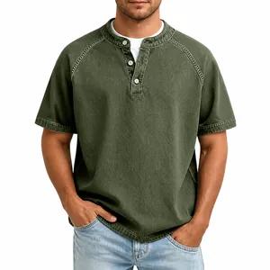 Nahaufnahme Herren Vintage Henley-Kurzarmshirt aus gewaschener Baumwolle in Oliv