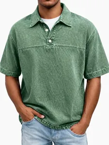 Detail eines Herren-Poloshirts in Vintage-Grün mit klassischem Kragen und Knopfleiste