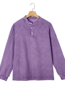 Detailansicht der gewaschenen Baumwollstruktur dieses lila Henley-Langarmshirts