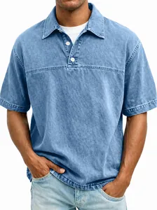 Vorderansicht von hellblauem Polohemd für Herren mit verwaschenem Denim-Effekt und Knöpfen
