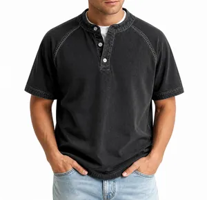 Nahaufnahme eines Herren-Henley-Shirts aus Baumwolle im Vintage-Look, gewaschenes Schwarz