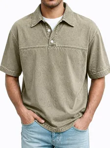 Detailansicht eines Vintage-Polohemds für Herren mit Reverskragen und kurzen Ärmeln
