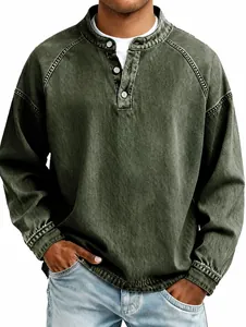 Detaillierte Nahaufnahme von vintage gewaschener Baumwolle und Henley-Kragen mit Knöpfen