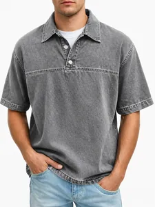 Detailansicht der Vintage-Waschstruktur und Knopfleiste eines grauen Polo-Shirts.