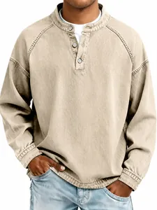 Detailansicht eines vintage gewaschenen Baumwoll-Henley-Shirts für Herren in Khaki