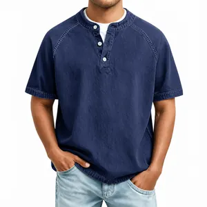 Detail eines verwaschenen Baumwoll-Henley-Shirts mit Knopfkragen und Raglanärmeln.