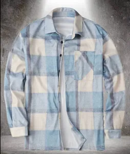 Vista detallada de camisa casual de hombre de manga larga con cuadros azules y blancos